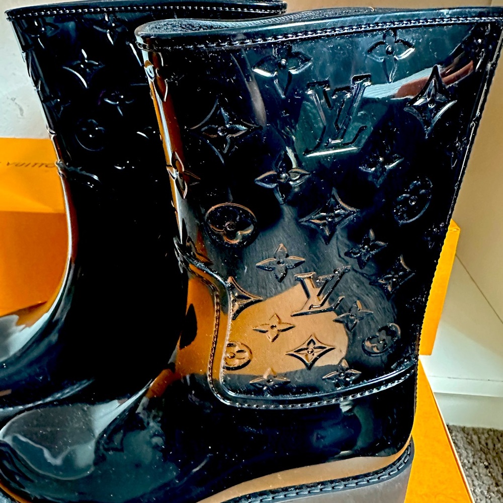 Louis Vuitton Drops Flat Boot - Picture 2 of 5